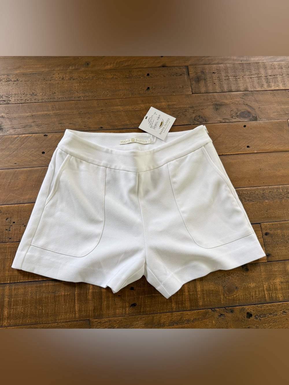 Marie Oliver women's white shorts, size 6, brand new with tags, originally $128 - Picture 1 of 4
